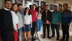 Genç mimarlar rozetlerini taktı