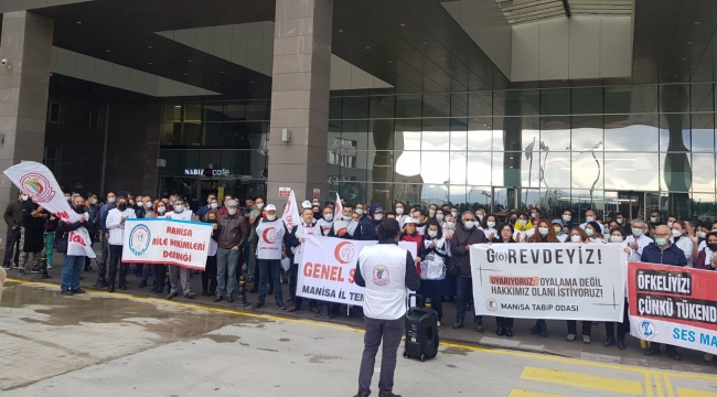 Manisa'da iş bırakan sağlıkçılar talepleri için uyardı