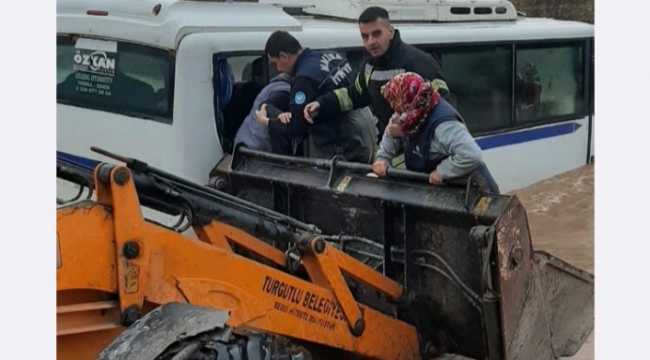 Taşan derede 18 işçiyle mahsur kalan servis aracı kurtarıldı