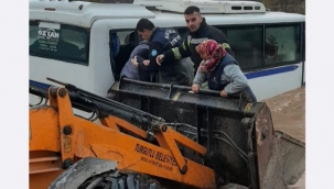 Taşan derede 18 işçiyle mahsur kalan servis aracı kurtarıldı