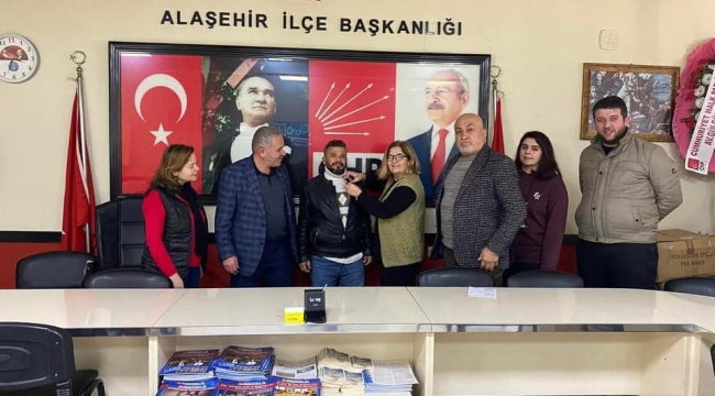Alaşehir'de CHP'ye katılımlar sürüyor