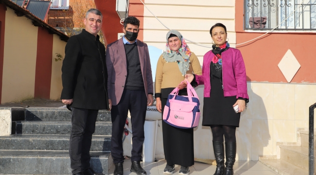 Başkan Bilgin'den annelere 'hoş geldin bebek' çantası