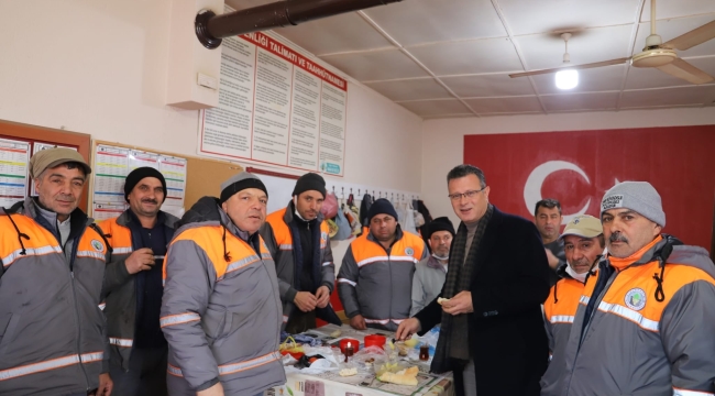 Başkan Öküzcüoğlu, işçilerle kahvaltı yaptı