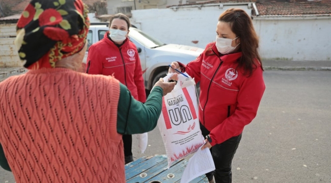 Boş arsalara buğday ekti, un yapıp vatandaşa bedava dağıttı