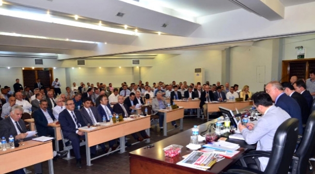  Belediye meclisi üyeleri dakikada bir maddeyi oylayarak rekor kırdı