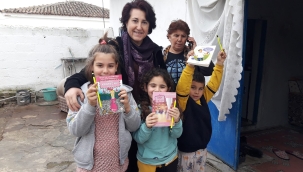 CHP'li kadınlar çocuklara kitap hediye etti