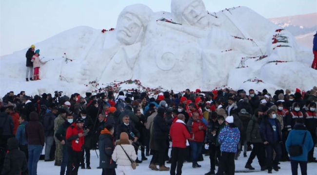 Kars'ta 'karı yorgan edenler'heykeli açıldı