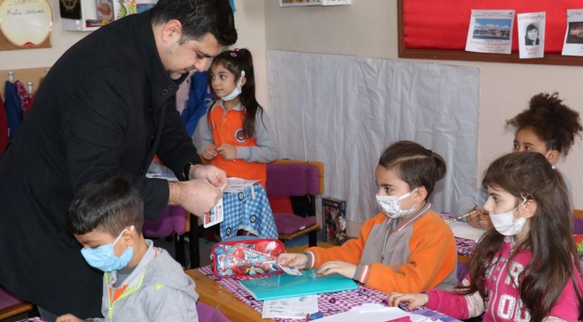 Öğrencilere lunapark bileti hediye etti.
