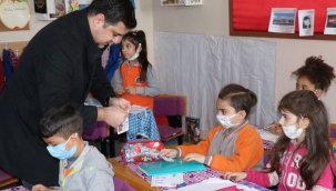 Öğrencilere lunapark bileti hediye etti.