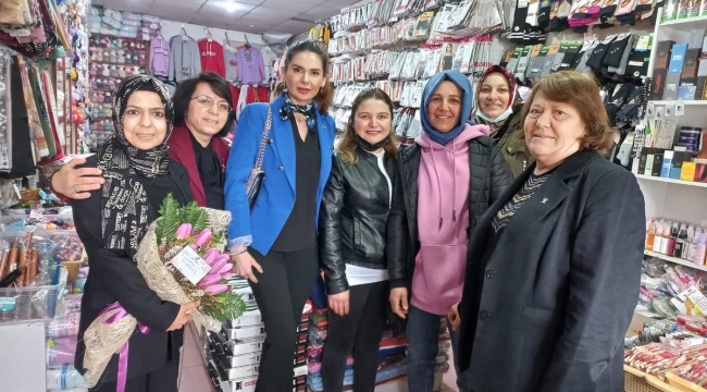 AKP'li kadınlar Gördes'te esnafları ziyaret etti