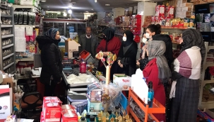 AKP'li kadınlar Selendi'de esnaf ziyaretinde