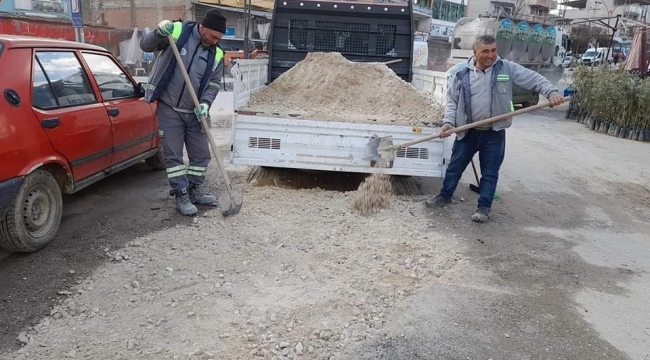 Alaşehir'de yol düzenleme çalışmaları sürüyor