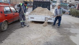 Alaşehir'de yol düzenleme çalışmaları sürüyor