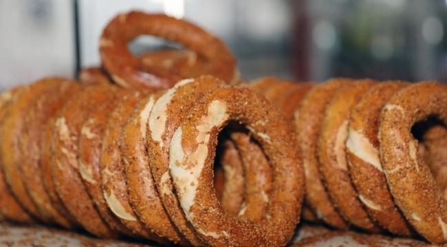 Alaşehir'de yüzde 20 zamlanan simit 3 lira oldu