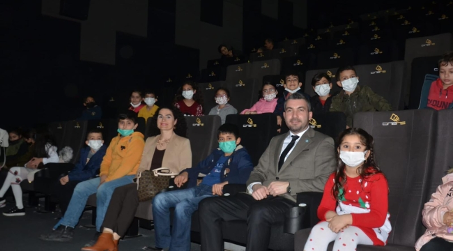 İYİ Parti 25 çocuğu sinemayla tanıştırdı