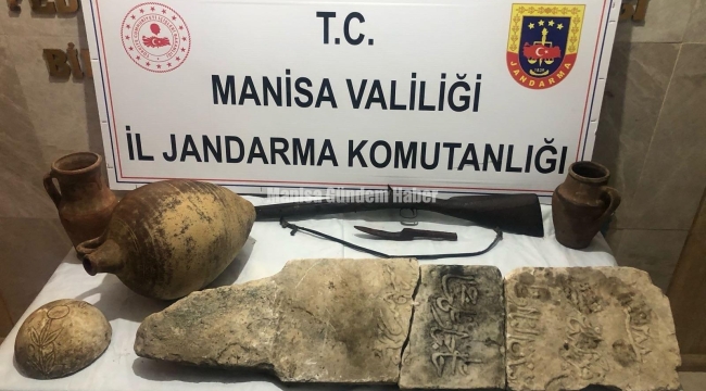 Kula'da yapılan operasyonda çok sayıda tarihi eser ele geçirildi