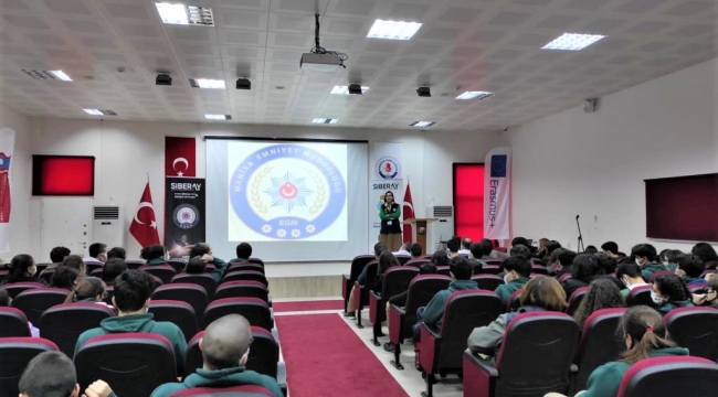  Öğrencilerine güvenli ve bilinçli internet eğitimi