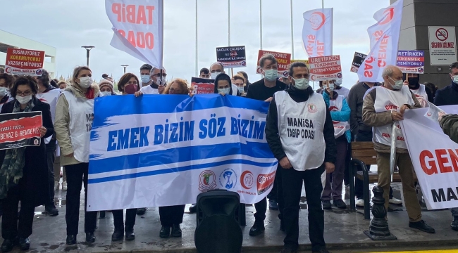Sağlıkçılar Manisa'da iş bıraktı