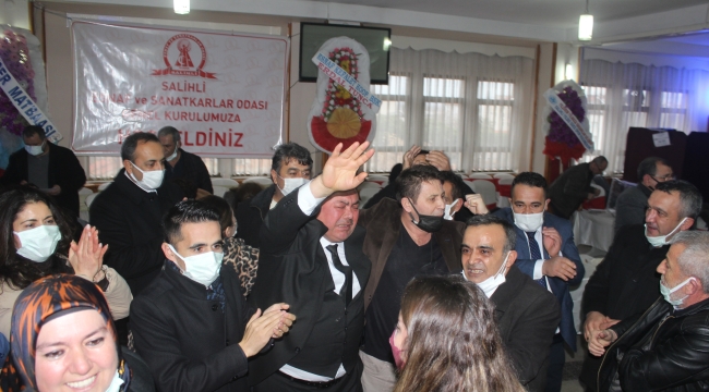 Seçim 6 oy farkla kazanan başkan zaferini ağlayarak kutladı