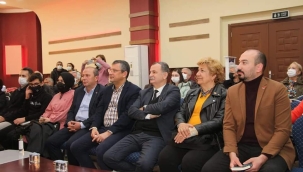 Yazar Büke deli ibram divanı kitabını imzaladı