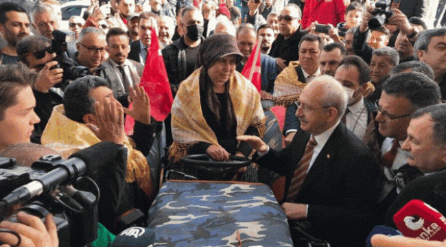 Akaryakıt zamlarını protesto eden üreticiler kilometrelerce traktör kuyruğu oluşturdu