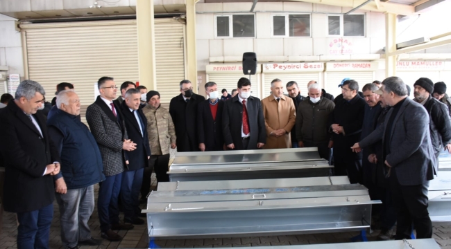 Akhisar,Salihli Kırkağaç ve Kula 'da yem israfını önleyen yemlik dağıtıldı