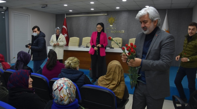 AKP İl başkanı Hızlı kadınlara karanfil hediye etti
