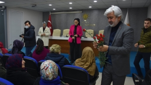 AKP İl başkanı Hızlı kadınlara karanfil hediye etti