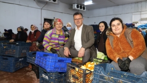 Başkan Öküzcüoğlu kadınlara çiçek verdi