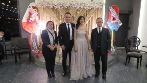 Emniyet müdürü Uslusoy ve eşi nişan törenine katıldı