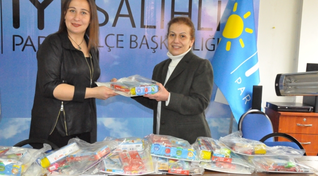 İyi parti kurucusundan öğrencilere boyama seti hediyesi