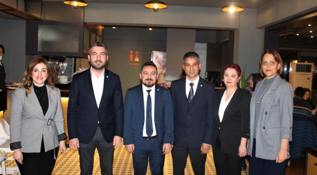 İYİ partili kadınlardan gövde gösterisi