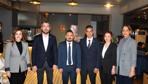 İYİ partili kadınlardan gövde gösterisi