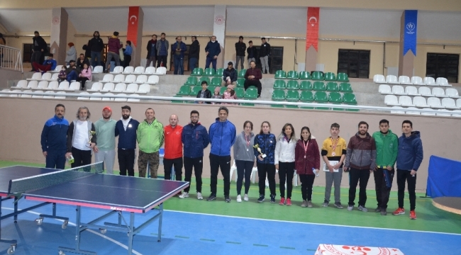 Masa tenisi birincileri ödüllerini aldı