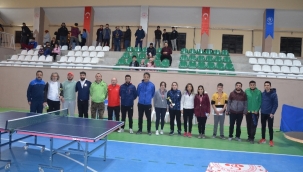 Masa tenisi birincileri ödüllerini aldı