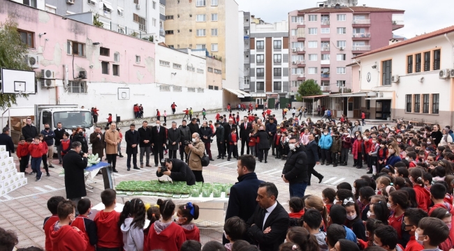 Öğrencilere sağlıklı beslemeleri için kuru üzüm dağıtıldı