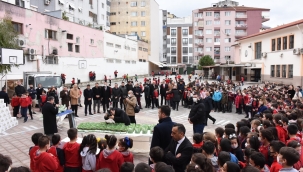 Öğrencilere sağlıklı beslemeleri için kuru üzüm dağıtıldı