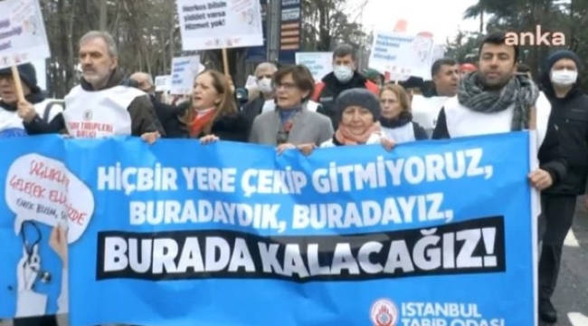Sağlık çalışanları Kadıköy'de eylem düzenledi.