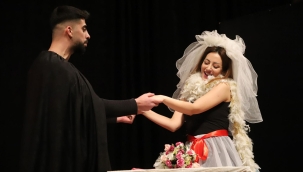 Turgutlu belediyesi tiyatro ekibi hazırladığı oyunu sergiledi