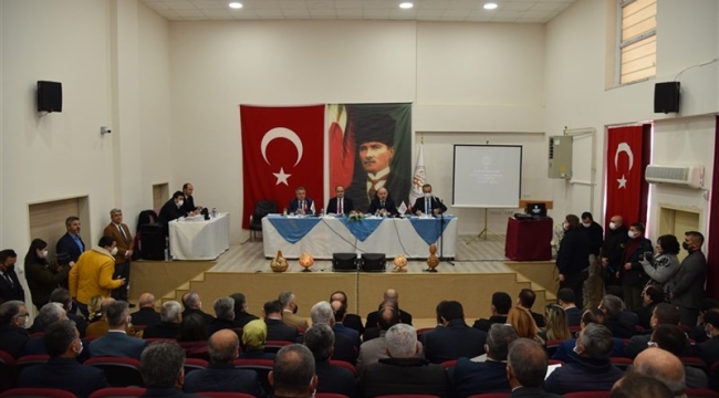 Vali Karadeniz Ahmetli'de muhtarlarla buluştu