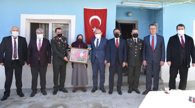 Vali Karadeniz, Alaşehir'de şehit ailesini ziyaret etti