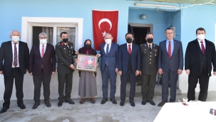Vali Karadeniz, Alaşehir'de şehit ailesini ziyaret etti