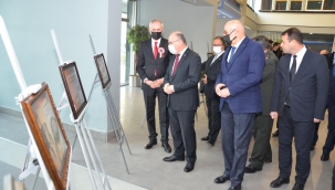 Vali Karadeniz "Atatürk ve Çanakkale Savaşı" resim sergisini gezdi