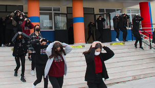 Vali Karadeniz öğrencilerin deprem tatbikatına katıldı