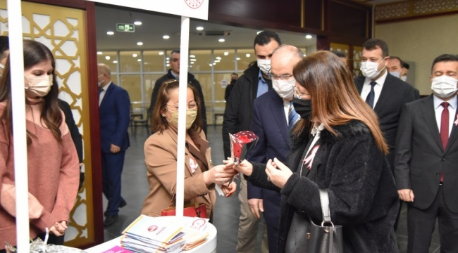 Vali ve eşi zehra karadeniz, kadınlar günü kutlamasına katıldı