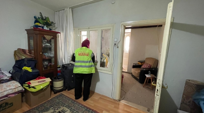 Akhisar Belediyesi'nin ev bakım hizmetleri sürüyor
