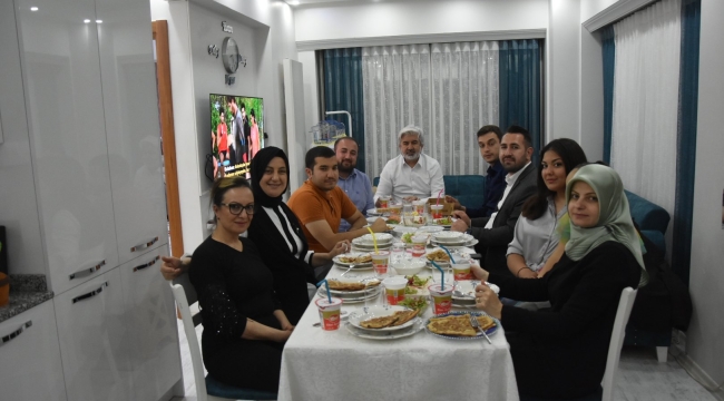 AKP'li Hızlı,iftarını ziyaret ettiği şehit polisin evinde açtı