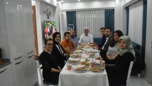 AKP'li Hızlı,iftarını ziyaret ettiği şehit polisin evinde açtı