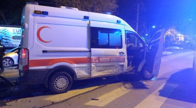 Ambulans otomobil çarpıştı 3 kişi yaralandı