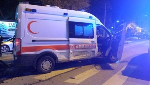 Ambulans otomobil çarpıştı 3 kişi yaralandı